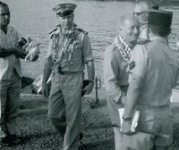 Mangareva,1er juillet 1966. M. Billotte, ministre de la France d'Outre-mer. John Doom sur la gauche.